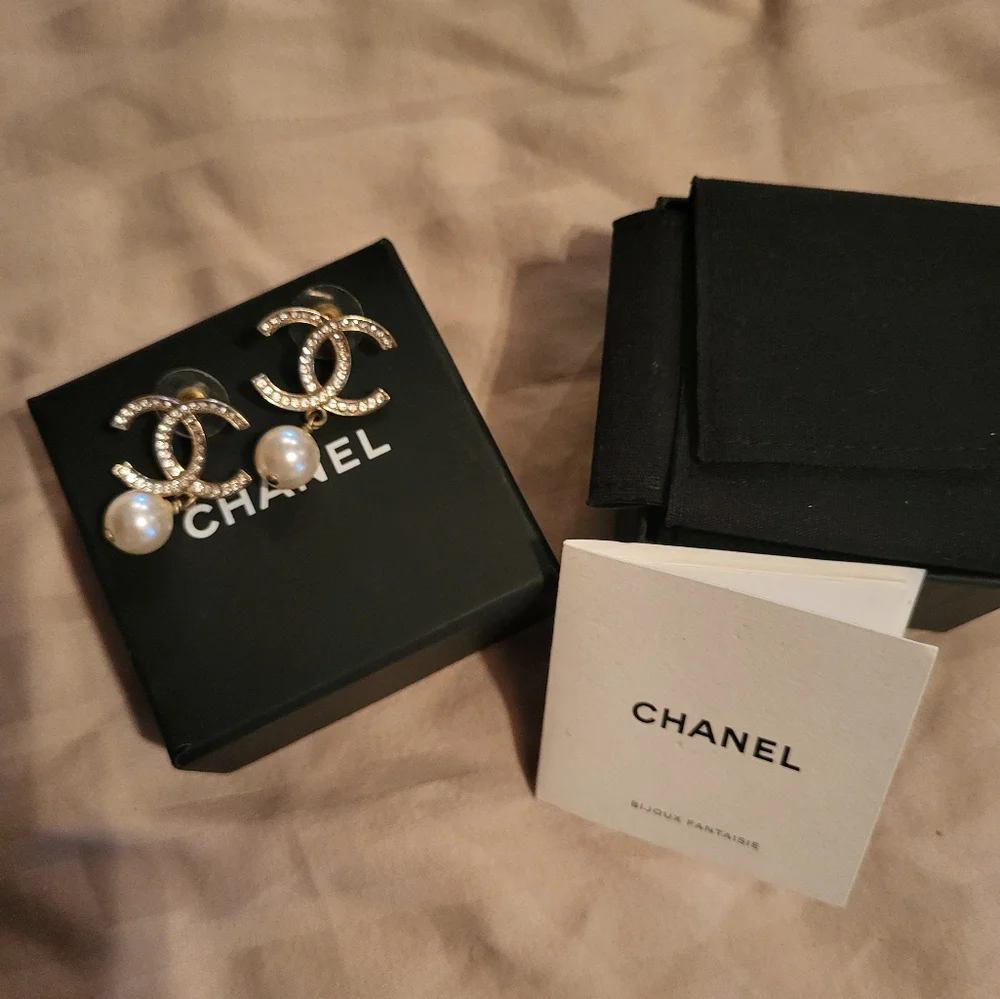 CHANEL Gold CC Crystal Pearl Drop Earrings - Picture 2 of 5